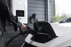 Ein Elektroauto wird an einer smarten Wallbox mit Ökostrom aufgeladen