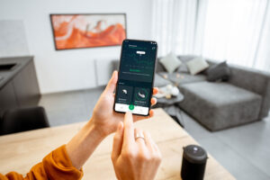 Rabot Charge App ist auf einem Smartphone geöffnet und zeigt den günstigen Strom für e-Autos