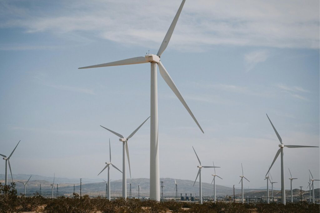 Windkraftanlagen in einer Landschaft.